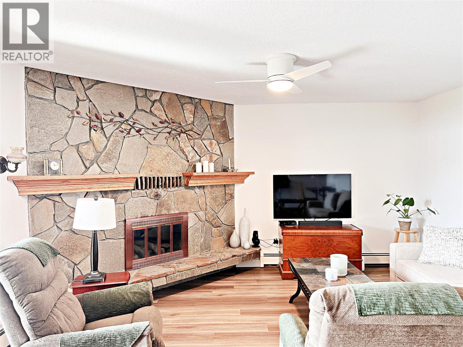 102 4340A Beach Avenue, Peachland