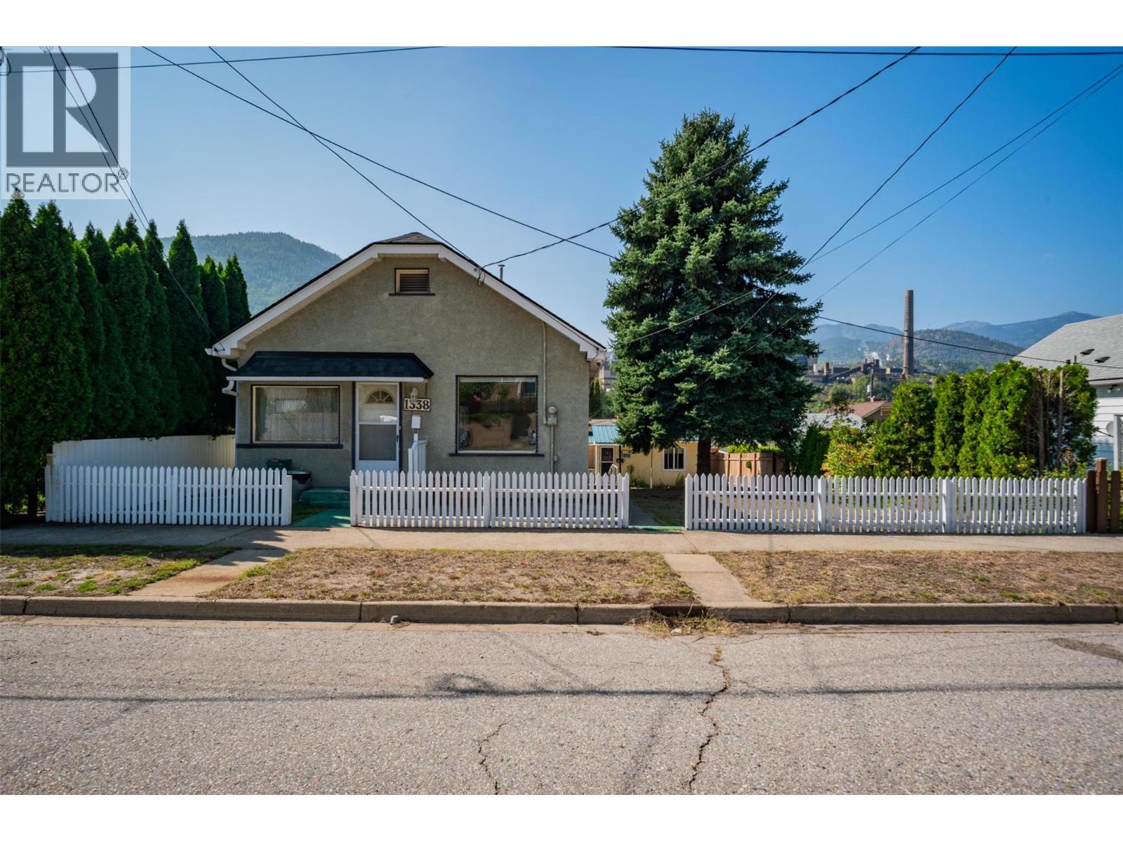 1338 Third Avenue, Trail