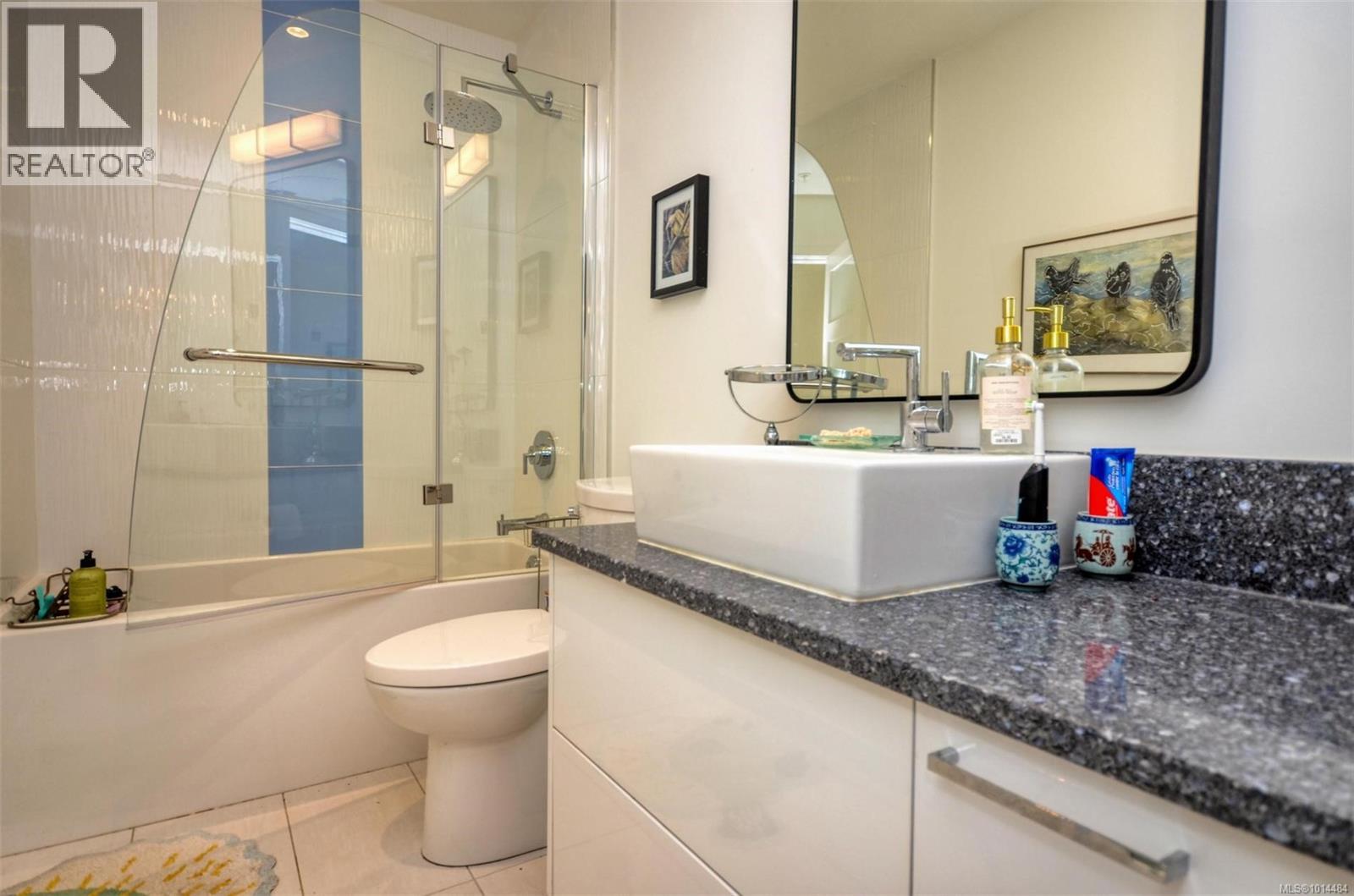 203 916 Lyall Street, Esquimalt