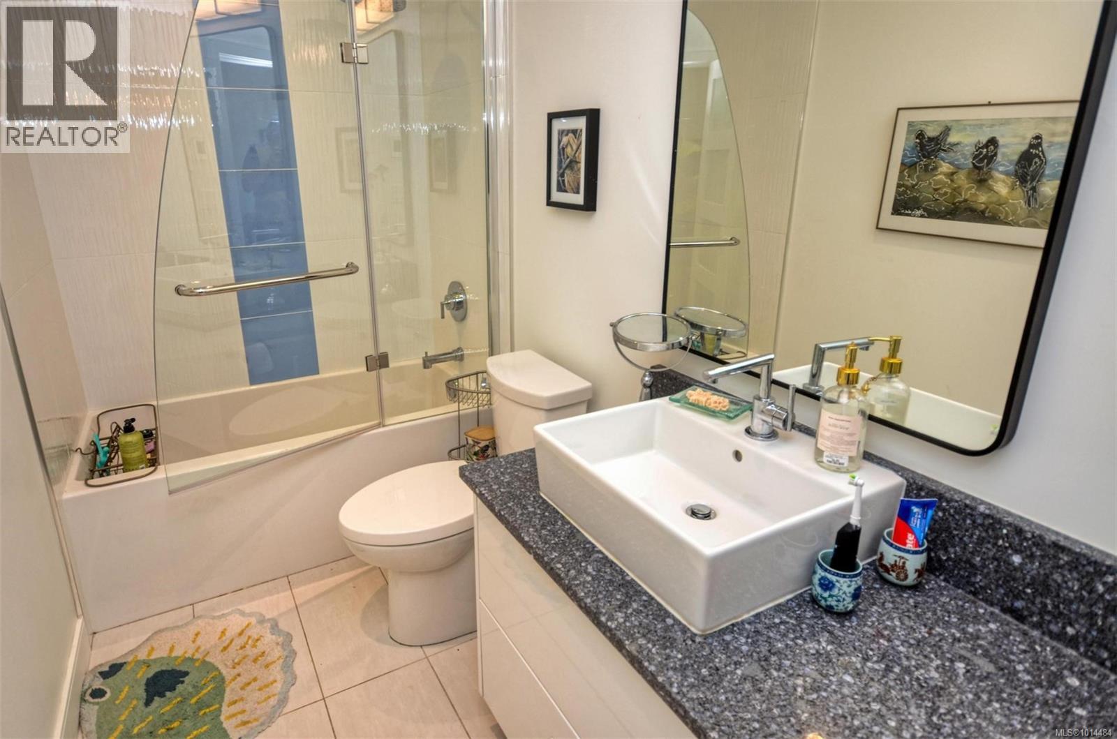 203 916 Lyall Street, Esquimalt