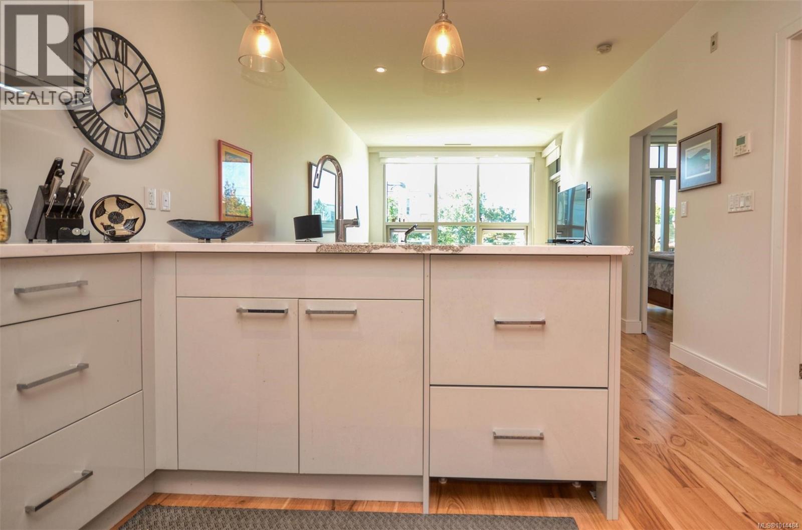 203 916 Lyall Street, Esquimalt