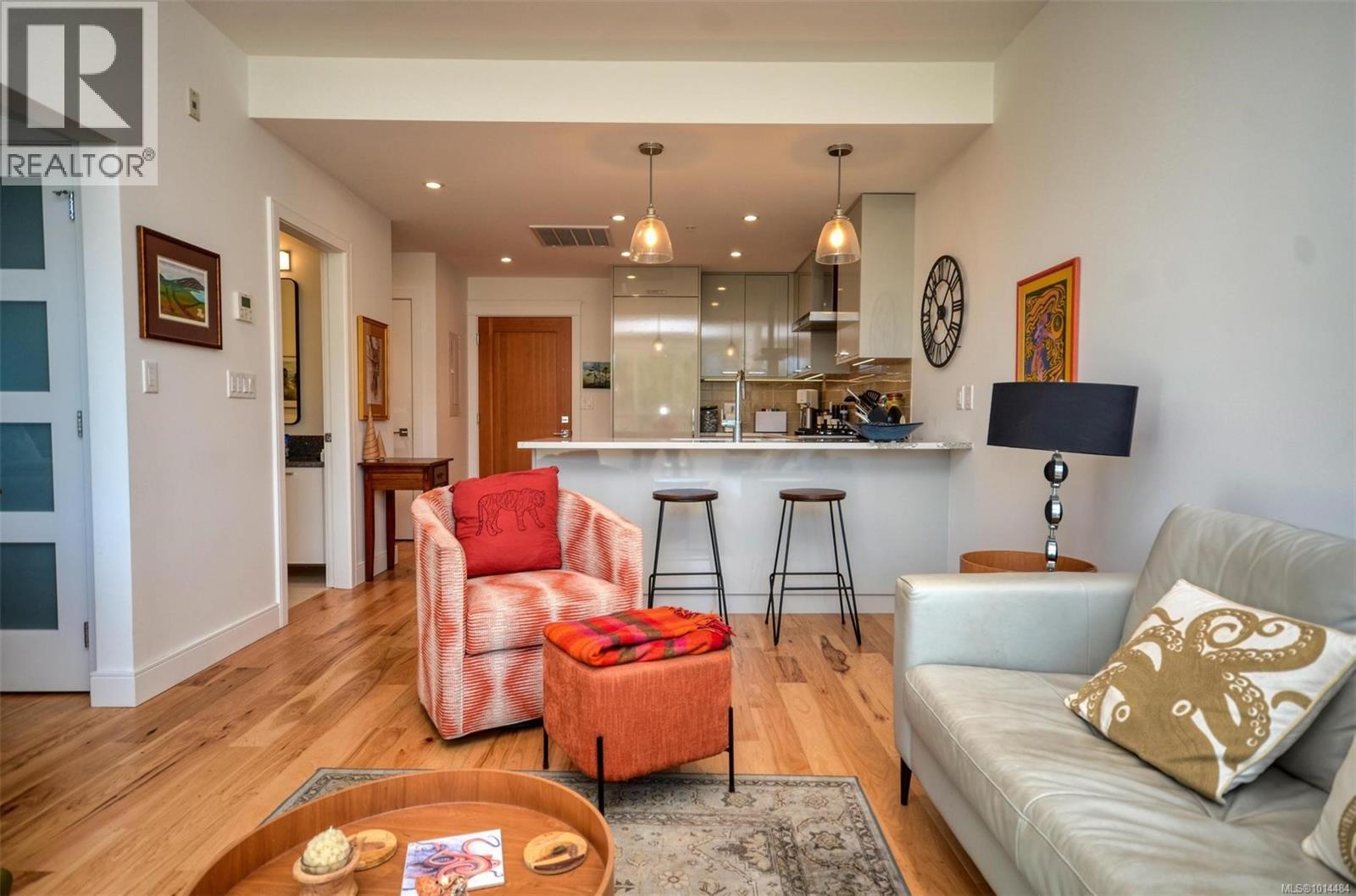 203 916 Lyall Street, Esquimalt