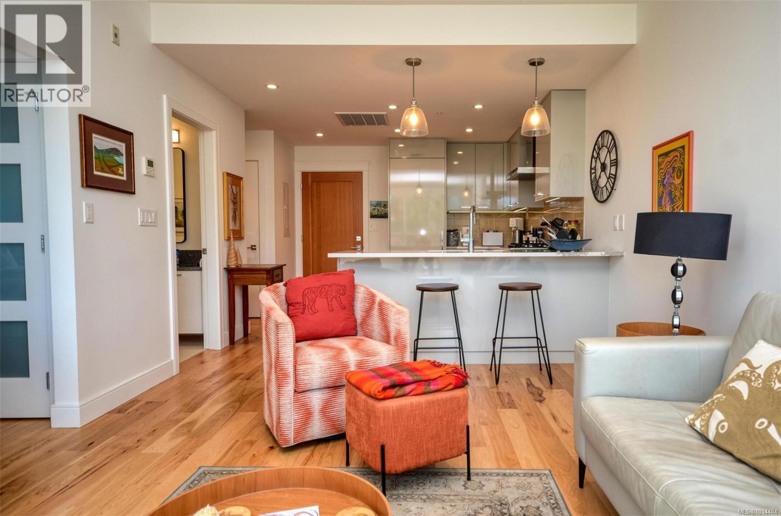 203 916 Lyall Street, Esquimalt