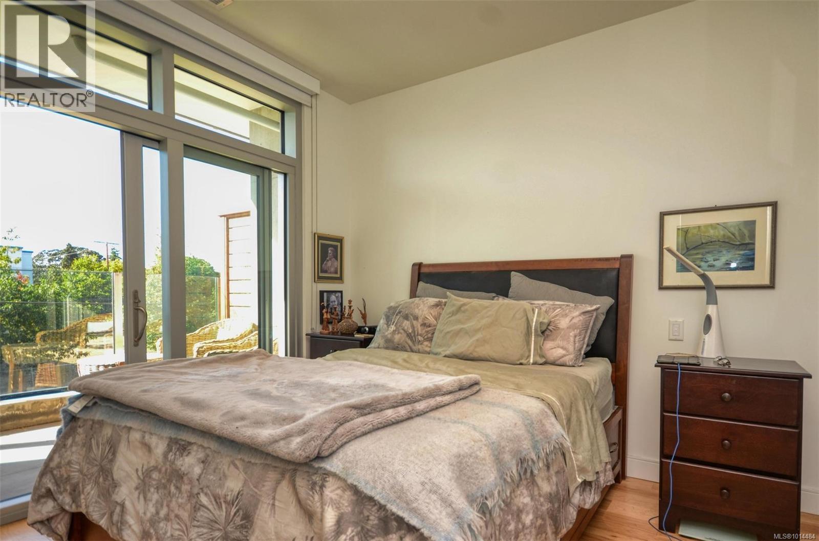 203 916 Lyall Street, Esquimalt