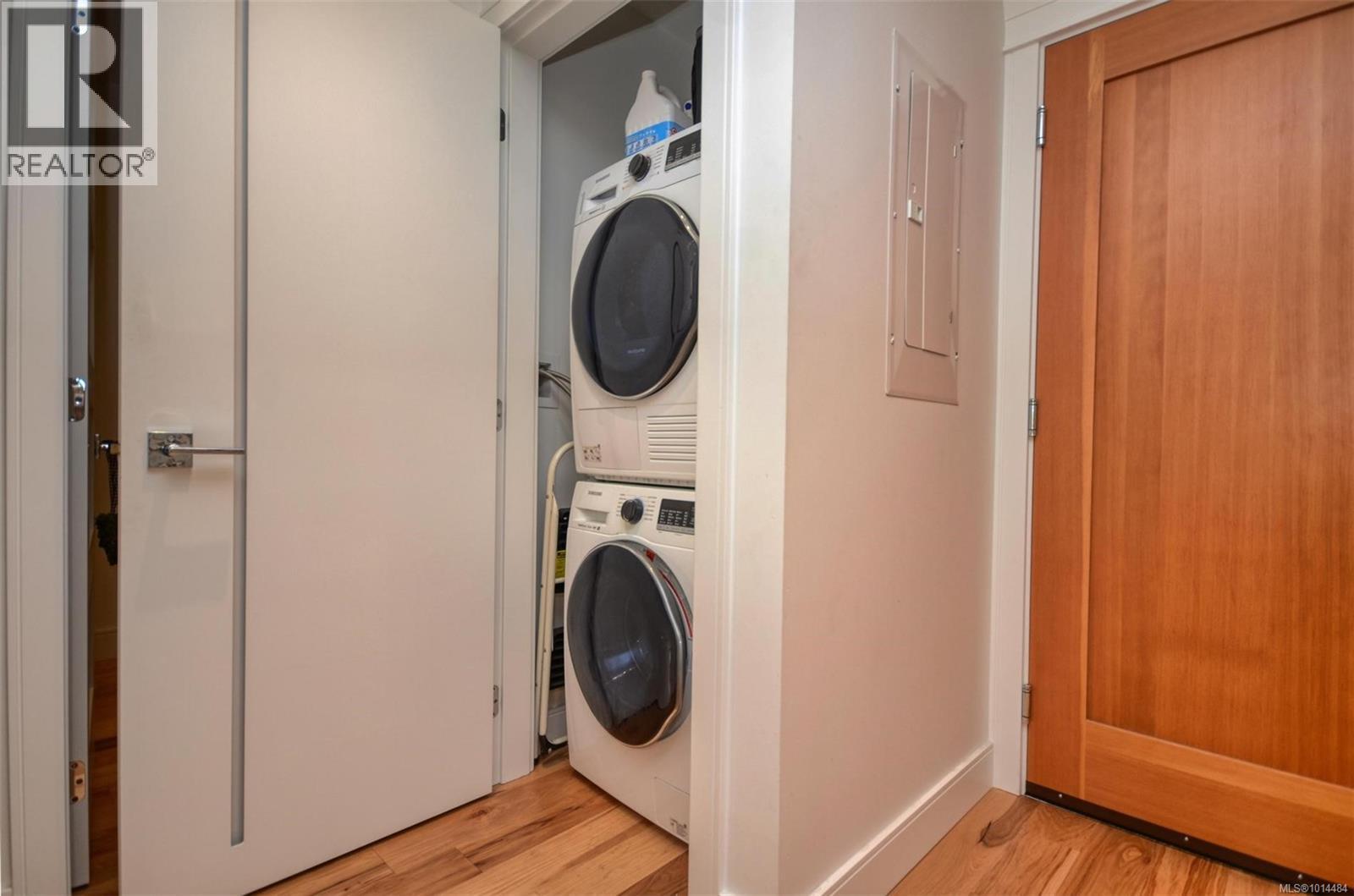 203 916 Lyall Street, Esquimalt