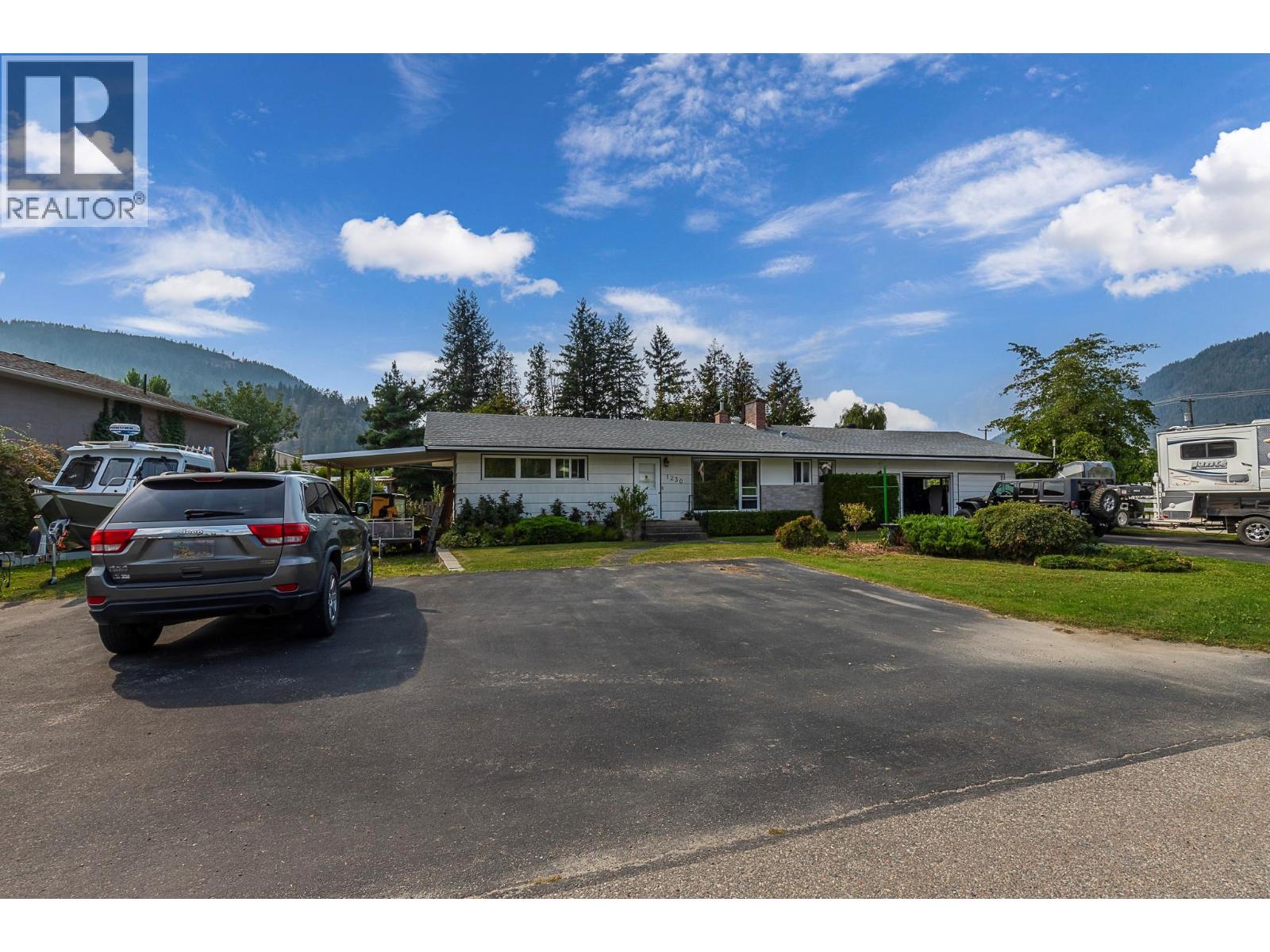 1230 Shuswap Avenue, Sicamous