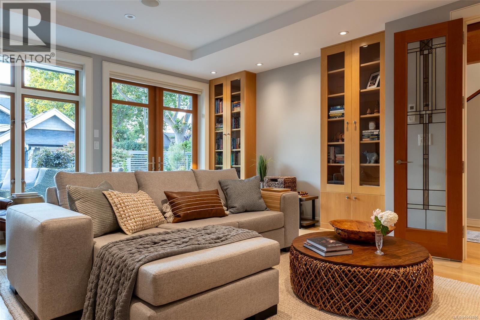  2072 Esplanade, Oak Bay