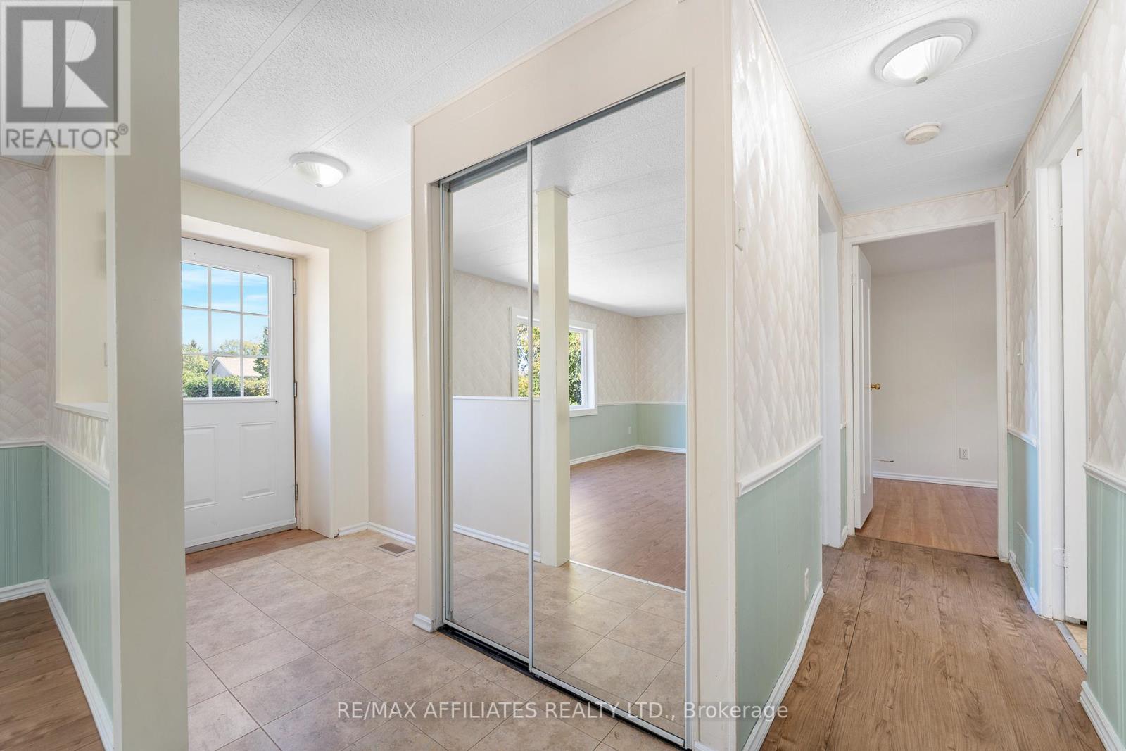 Bright Front Entrance w/Closet