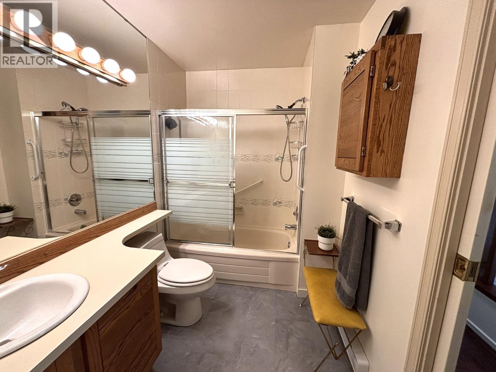 9 5753 WHARF AVENUE, Sechelt