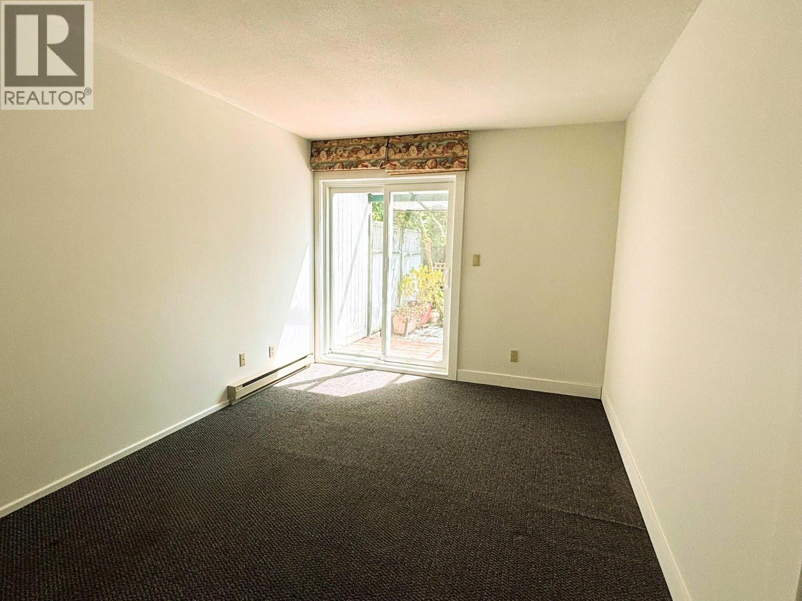 9 5753 WHARF AVENUE, Sechelt