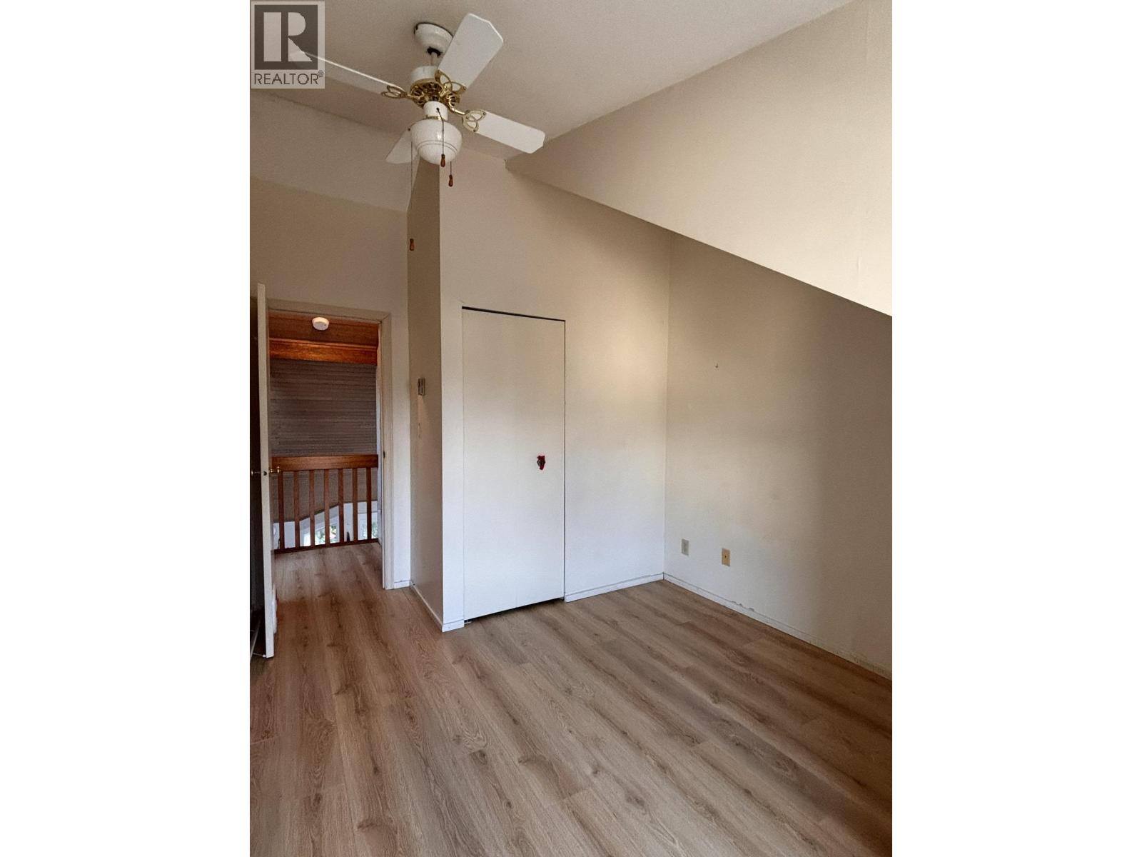 9 5753 WHARF AVENUE, Sechelt