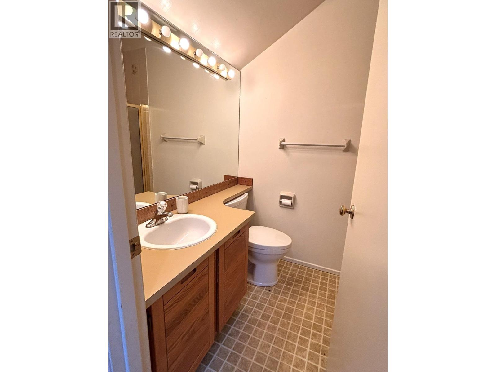 9 5753 WHARF AVENUE, Sechelt