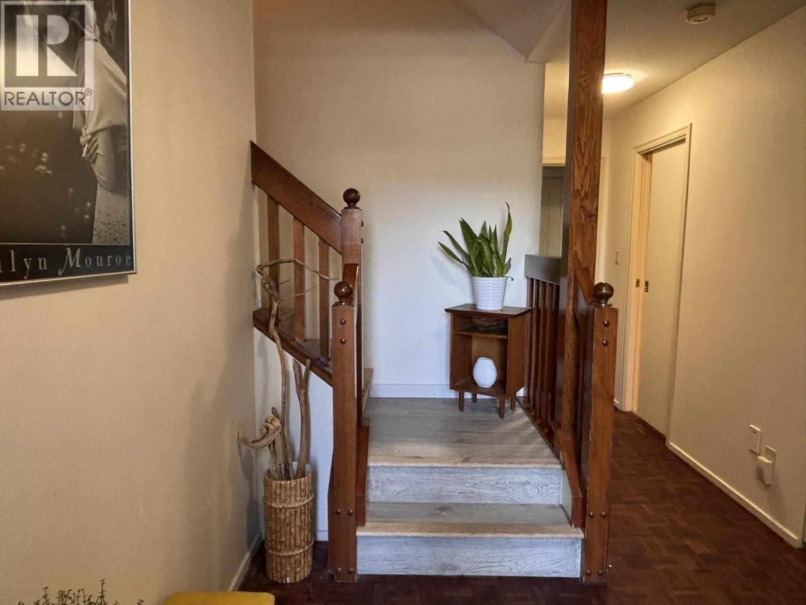 9 5753 WHARF AVENUE, Sechelt