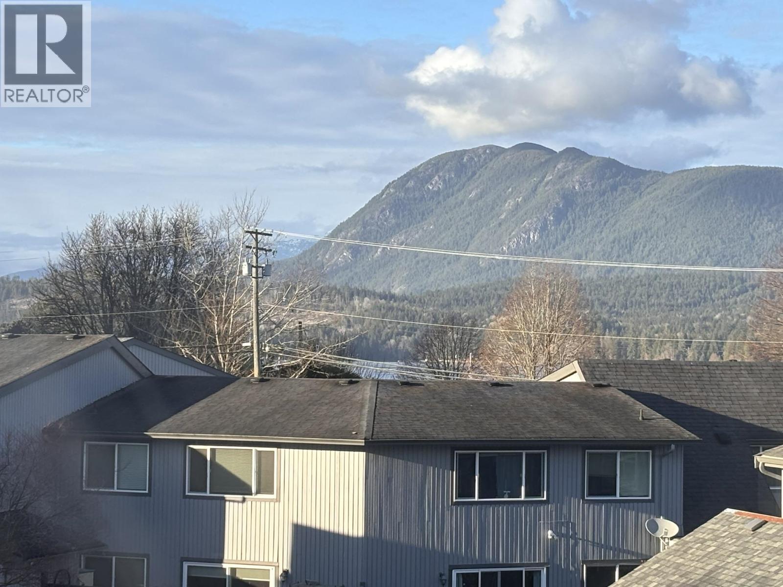 9 5753 WHARF AVENUE, Sechelt