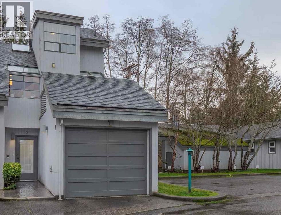 9 5753 WHARF AVENUE, Sechelt