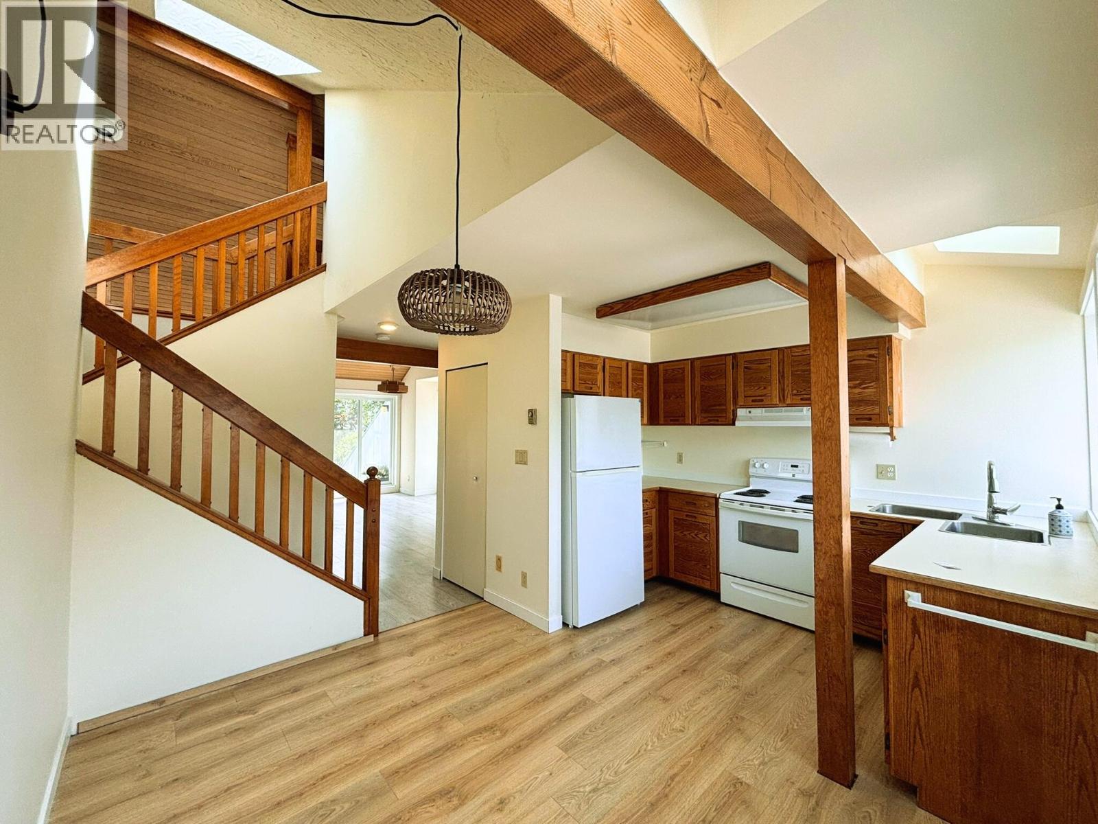 9 5753 WHARF AVENUE, Sechelt