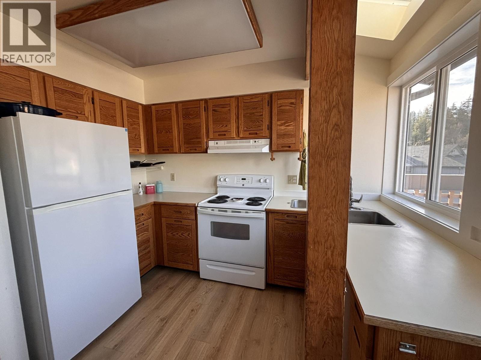 9 5753 WHARF AVENUE, Sechelt