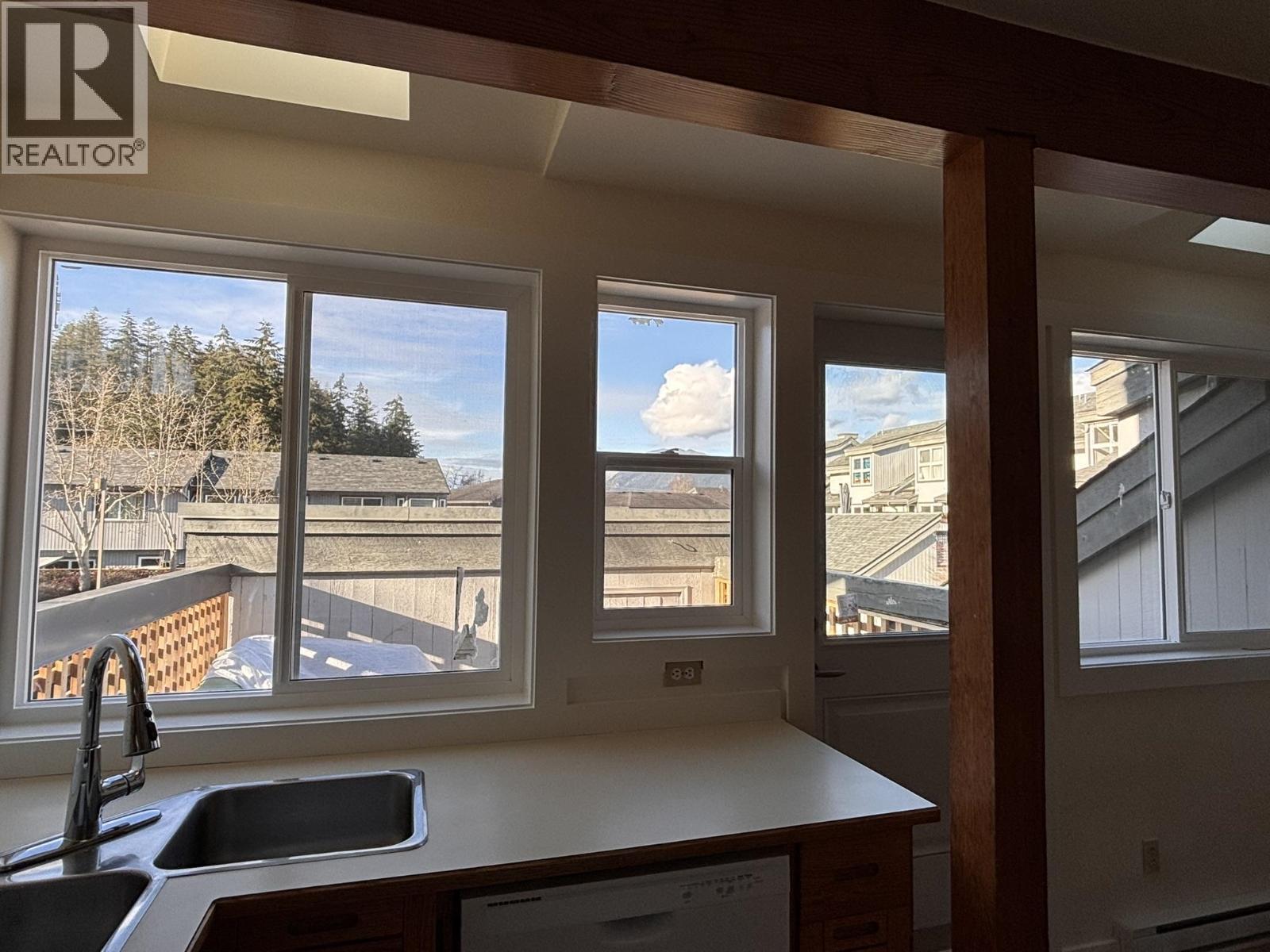 9 5753 WHARF AVENUE, Sechelt