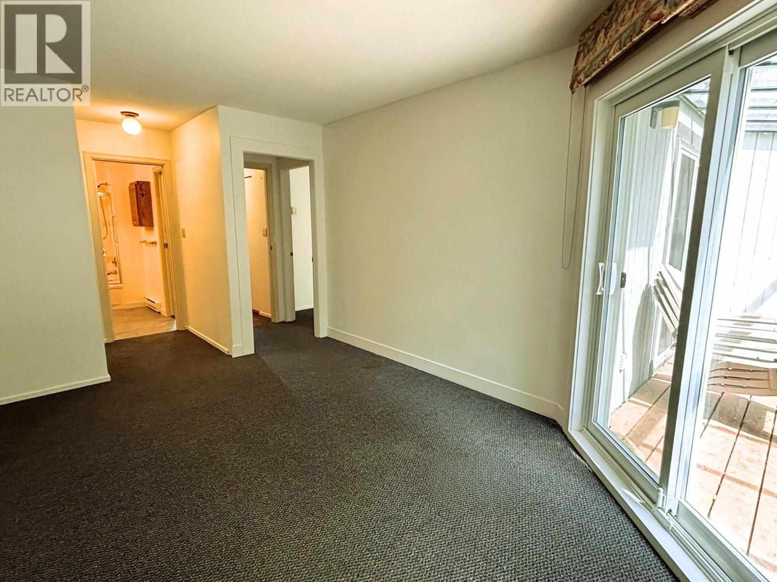 9 5753 WHARF AVENUE, Sechelt
