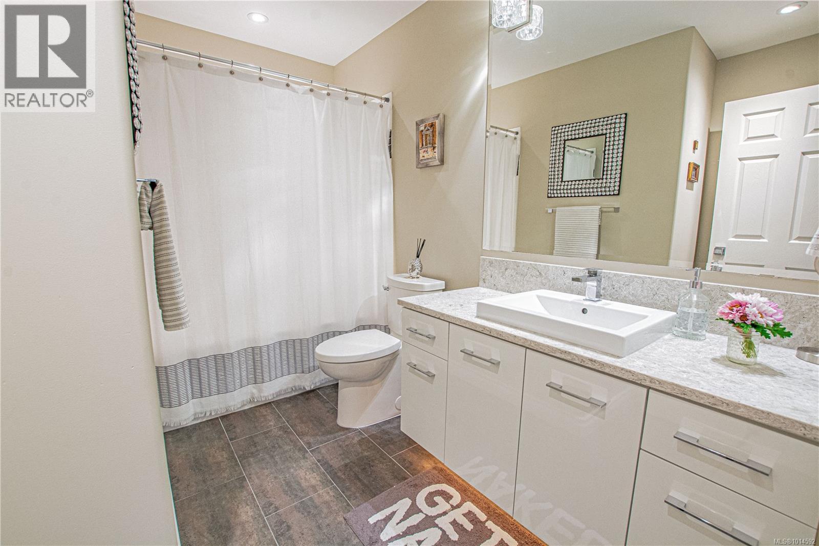 502 940 Boulderwood Rise, Saanich