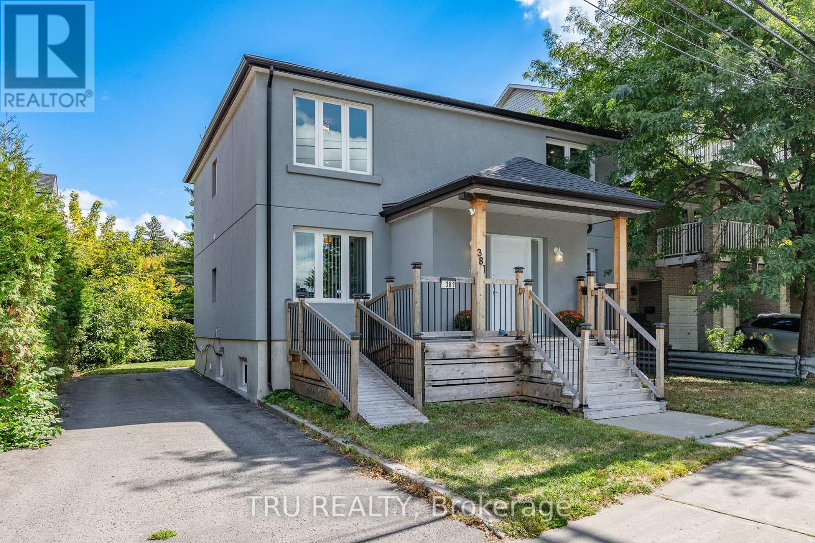 Tastefully renovated in 2021 with 2,2 bed apts.