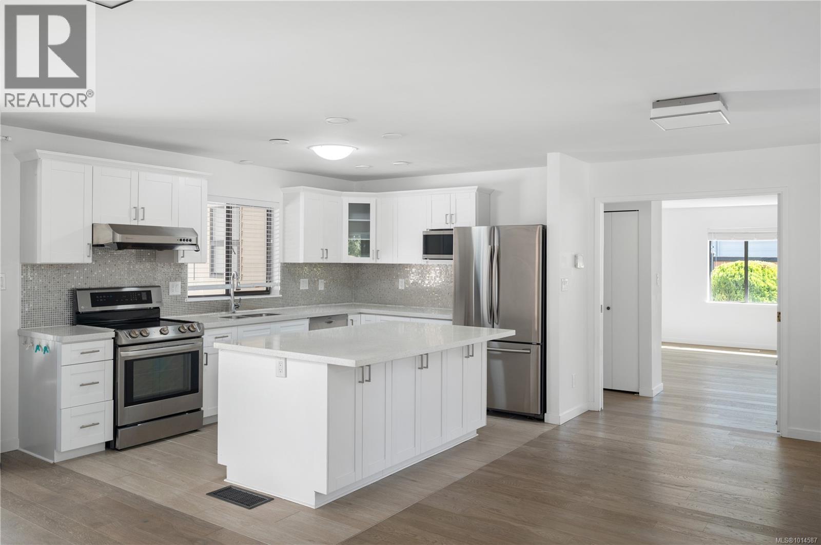  4101 Scoones Place, Saanich