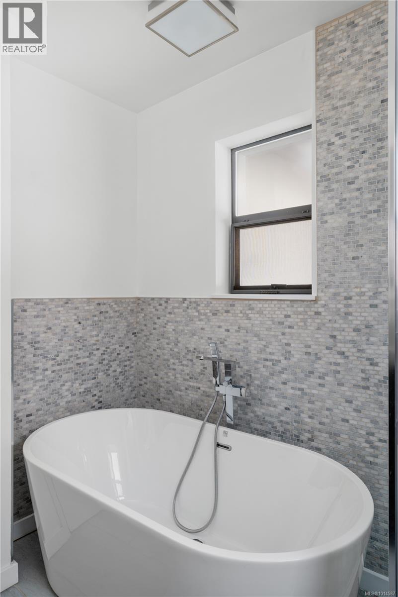  4101 Scoones Place, Saanich