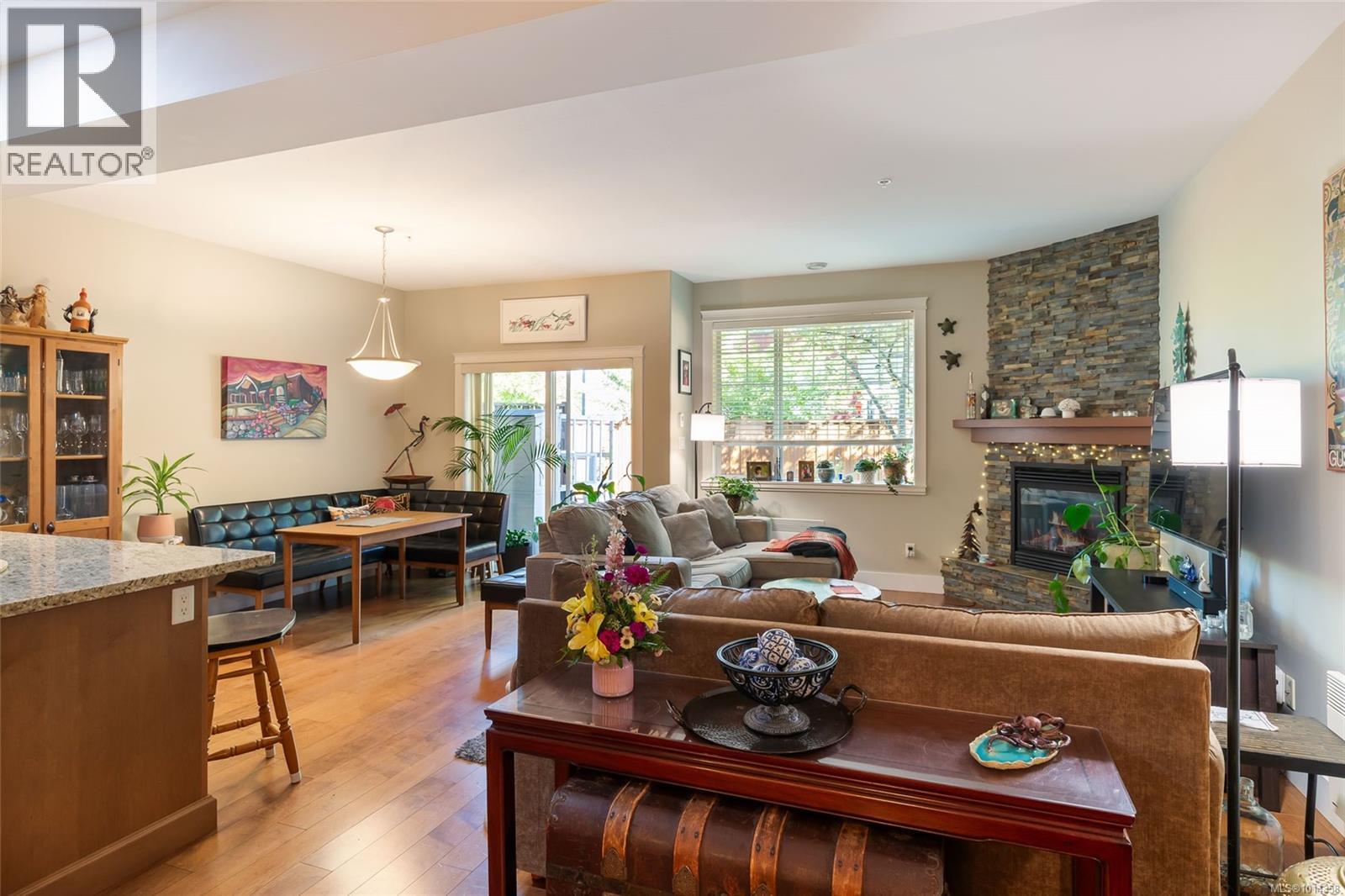 2 344 Hirst Ave, Parksville