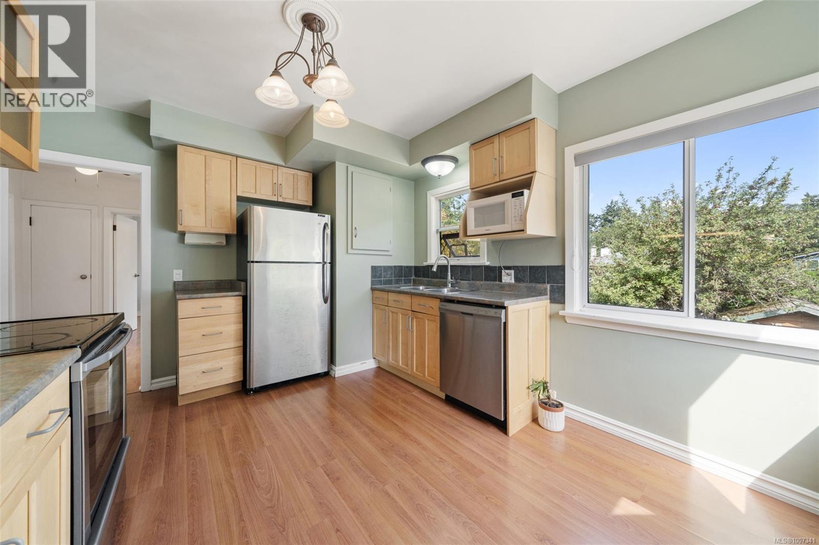  1042 Lodge Avenue, Saanich
