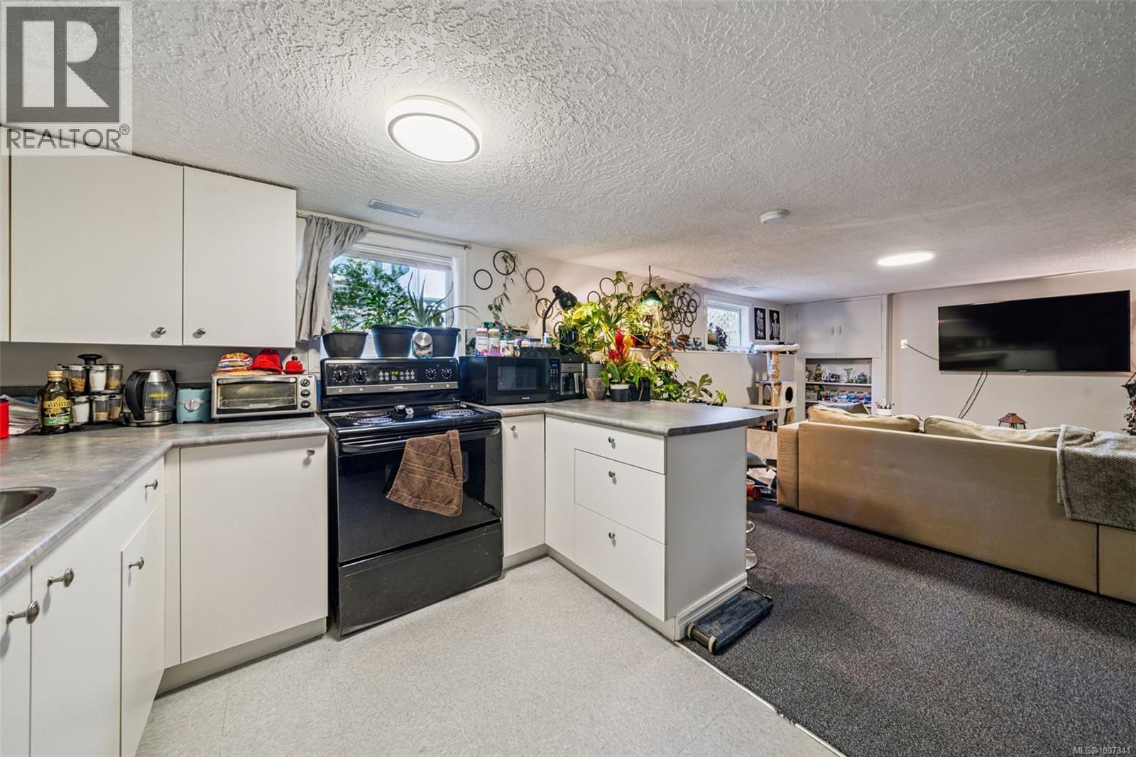  1042 Lodge Avenue, Saanich