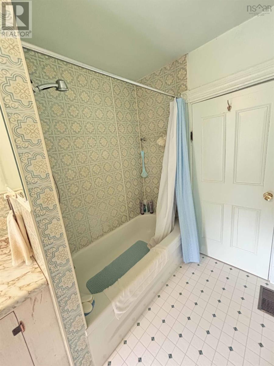2121 Loch Lomond Road - 25