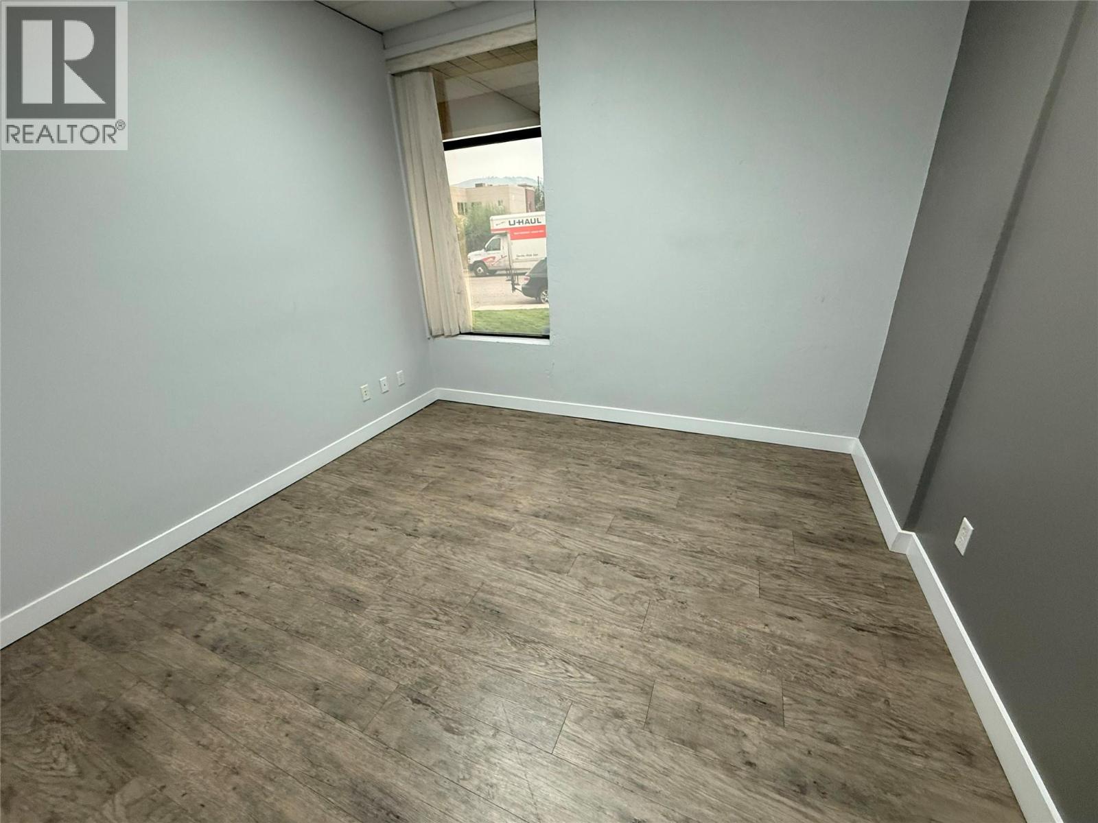 Office in Vernon - Image 12