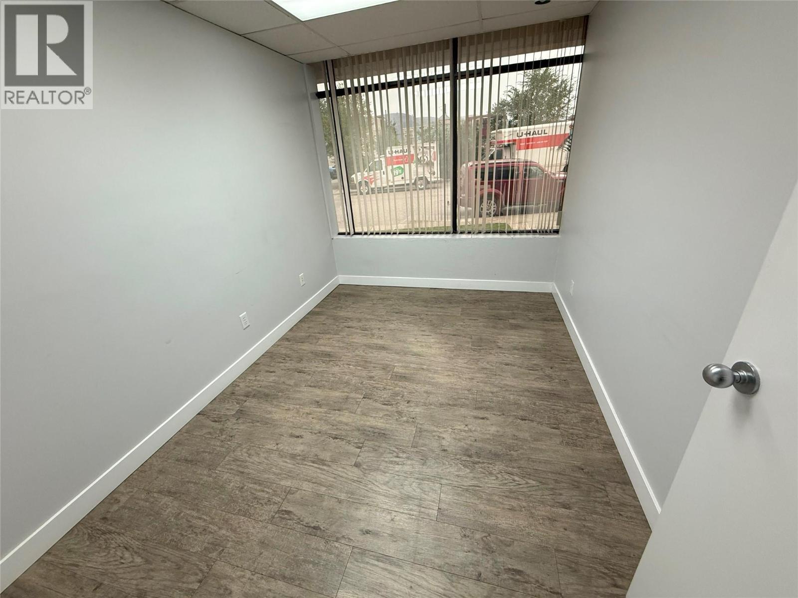Office in Vernon - Image 5