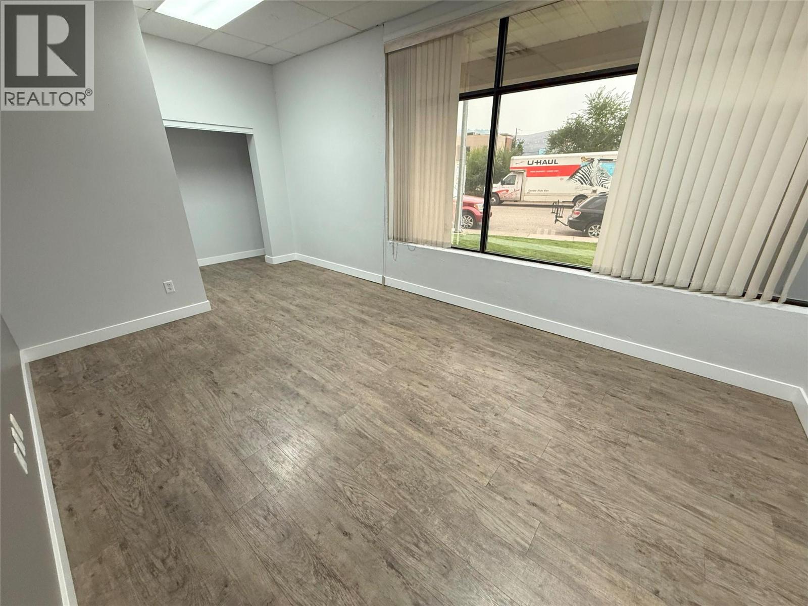 Office in Vernon - Image 11