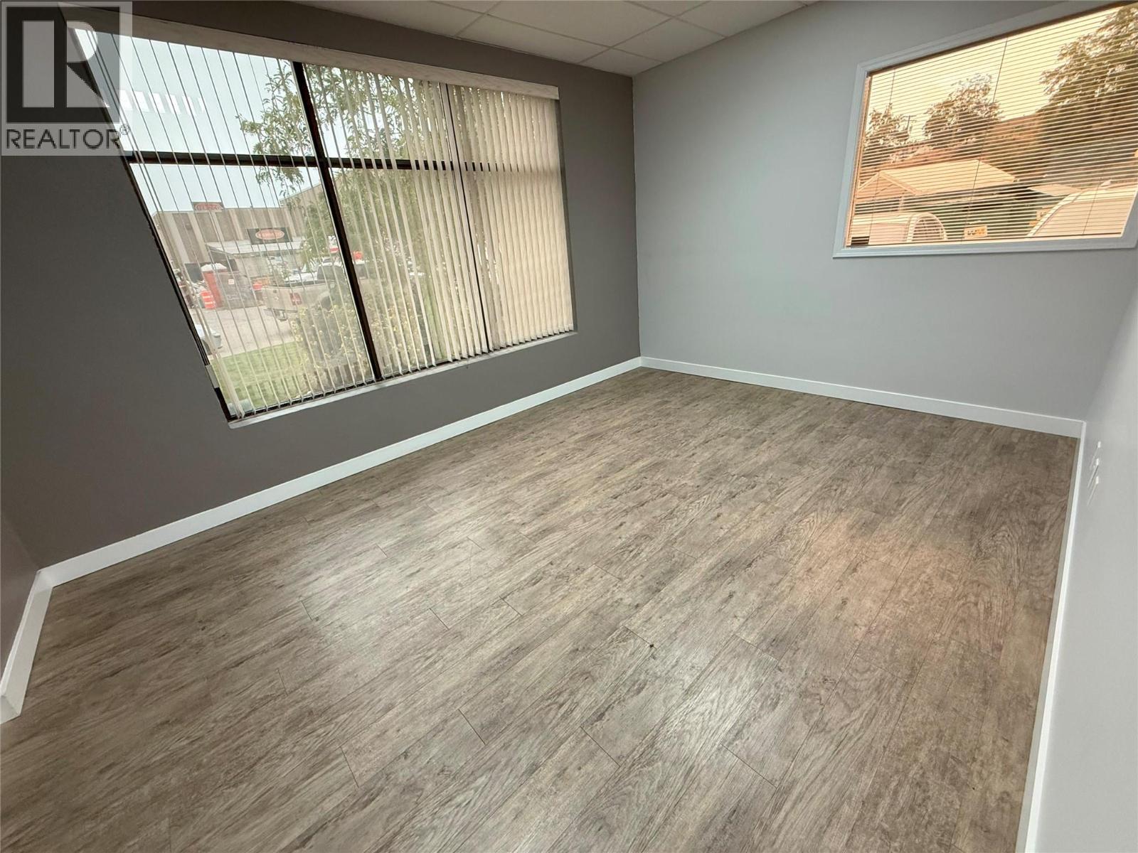 Office in Vernon - Image 14