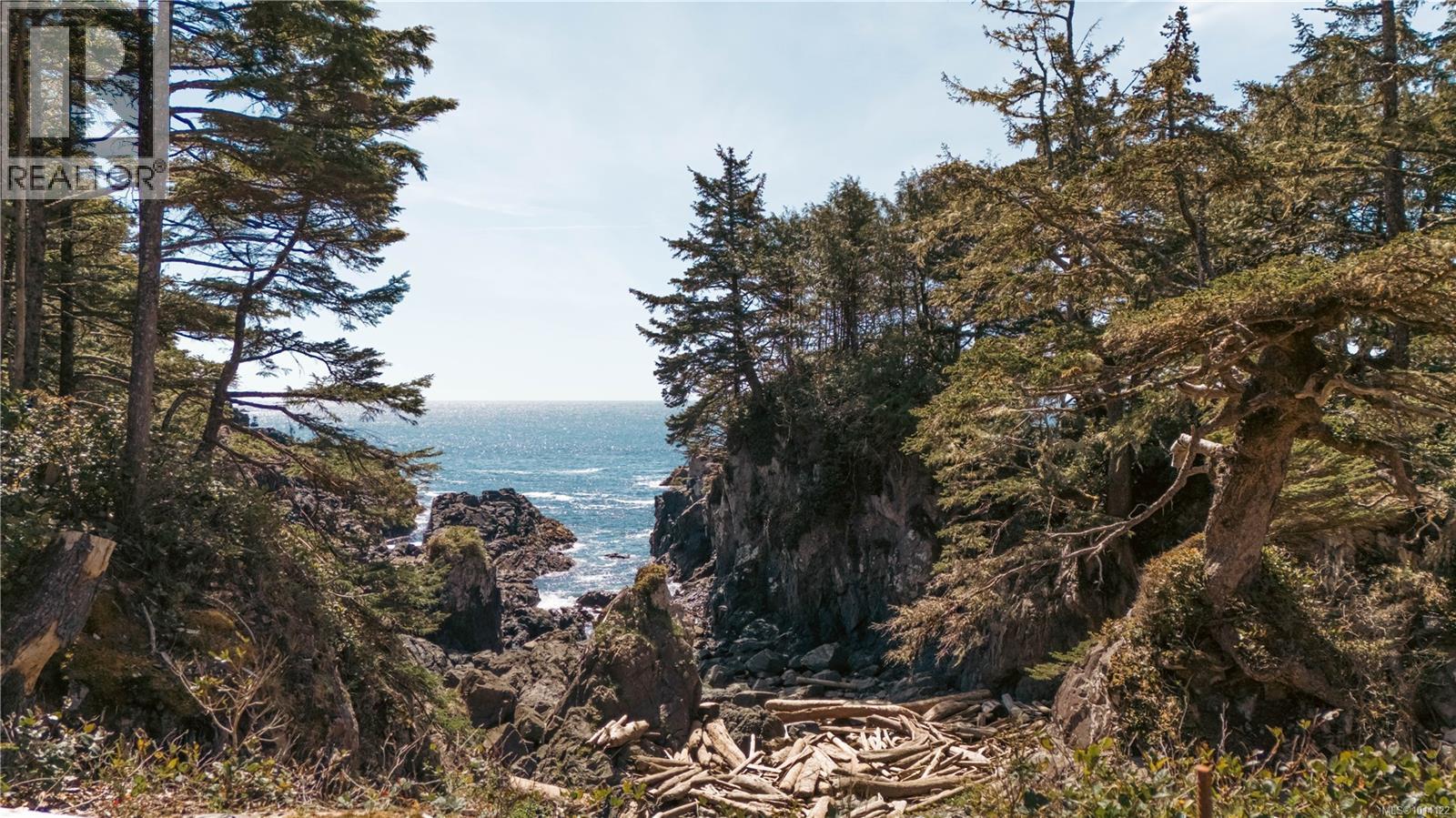 858 Barclay Pl, Ucluelet