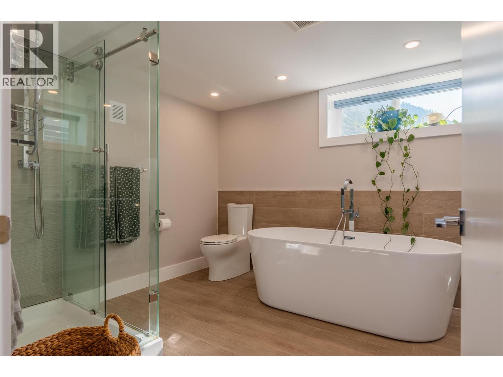 516 Portia Crescent, Trail