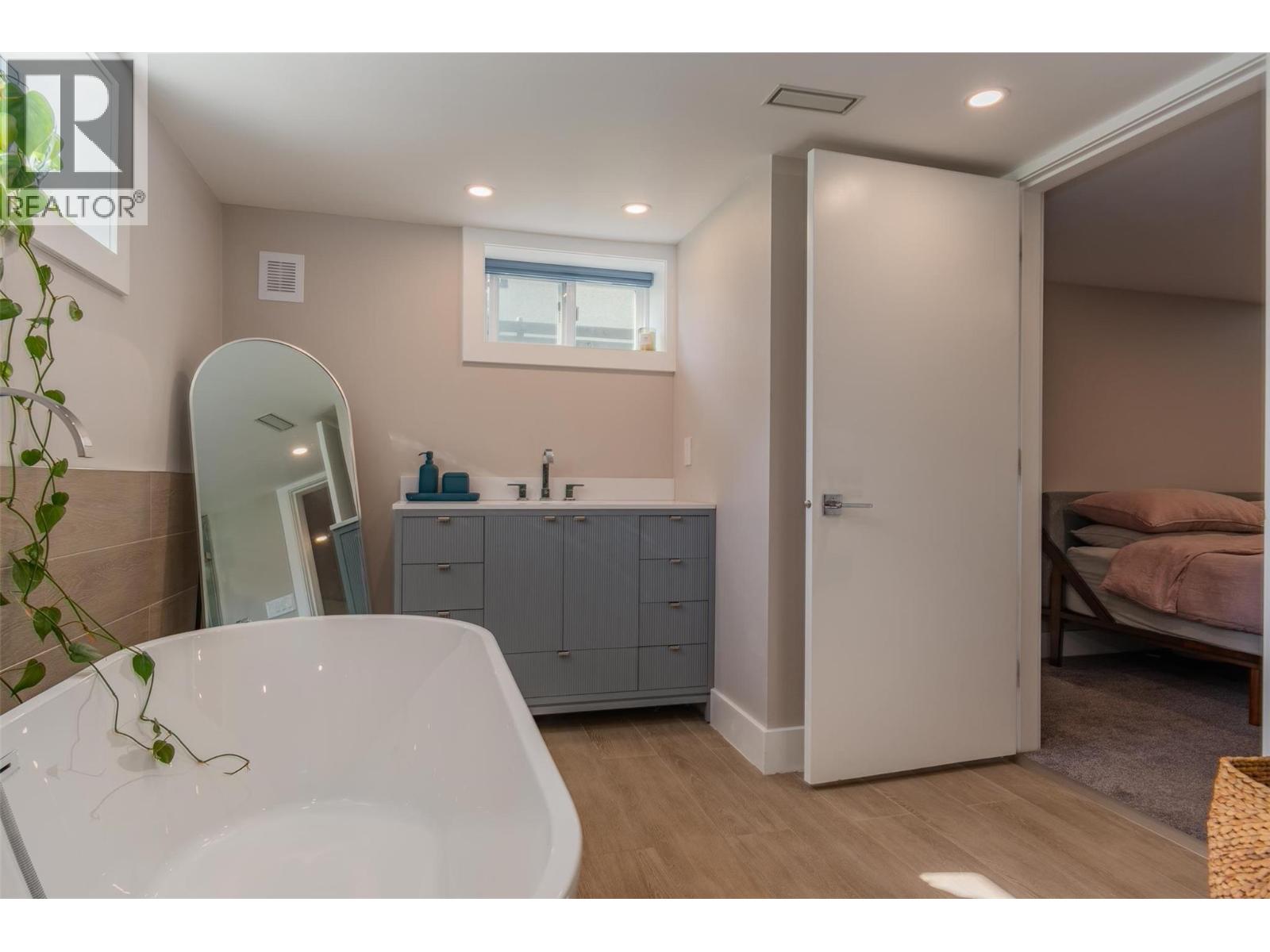 516 Portia Crescent, Trail