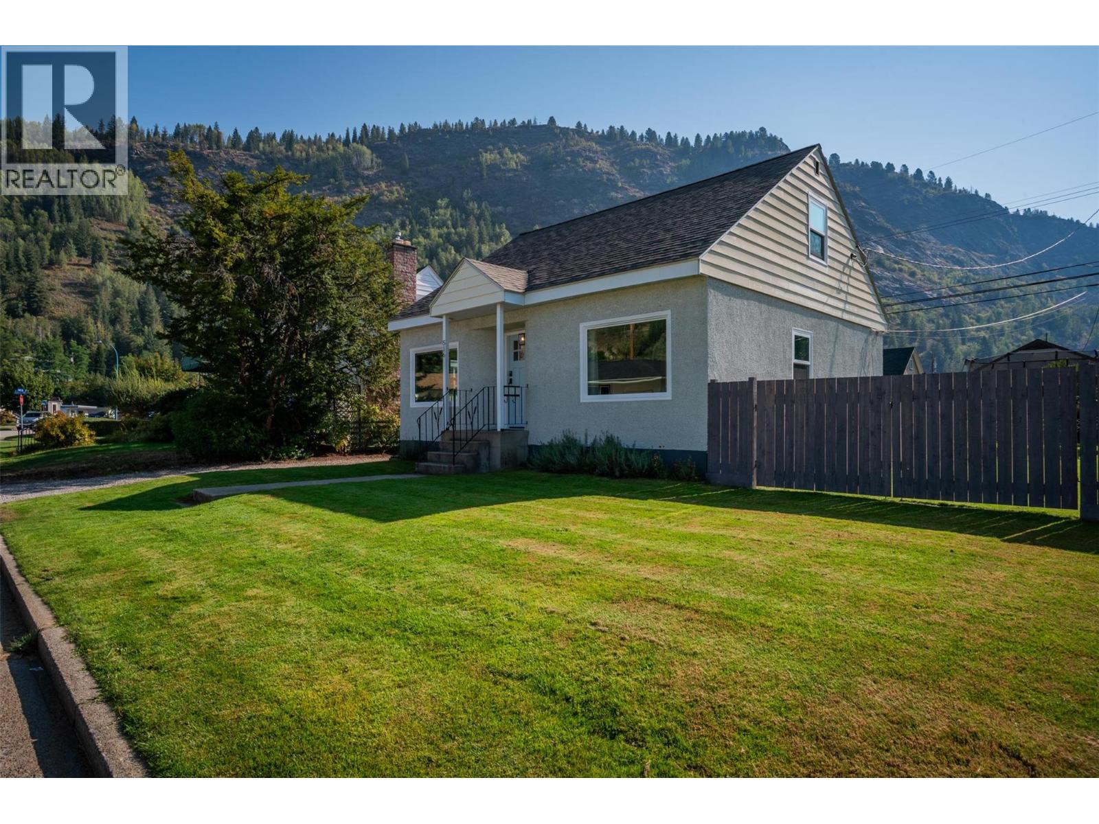 516 Portia Crescent, Trail