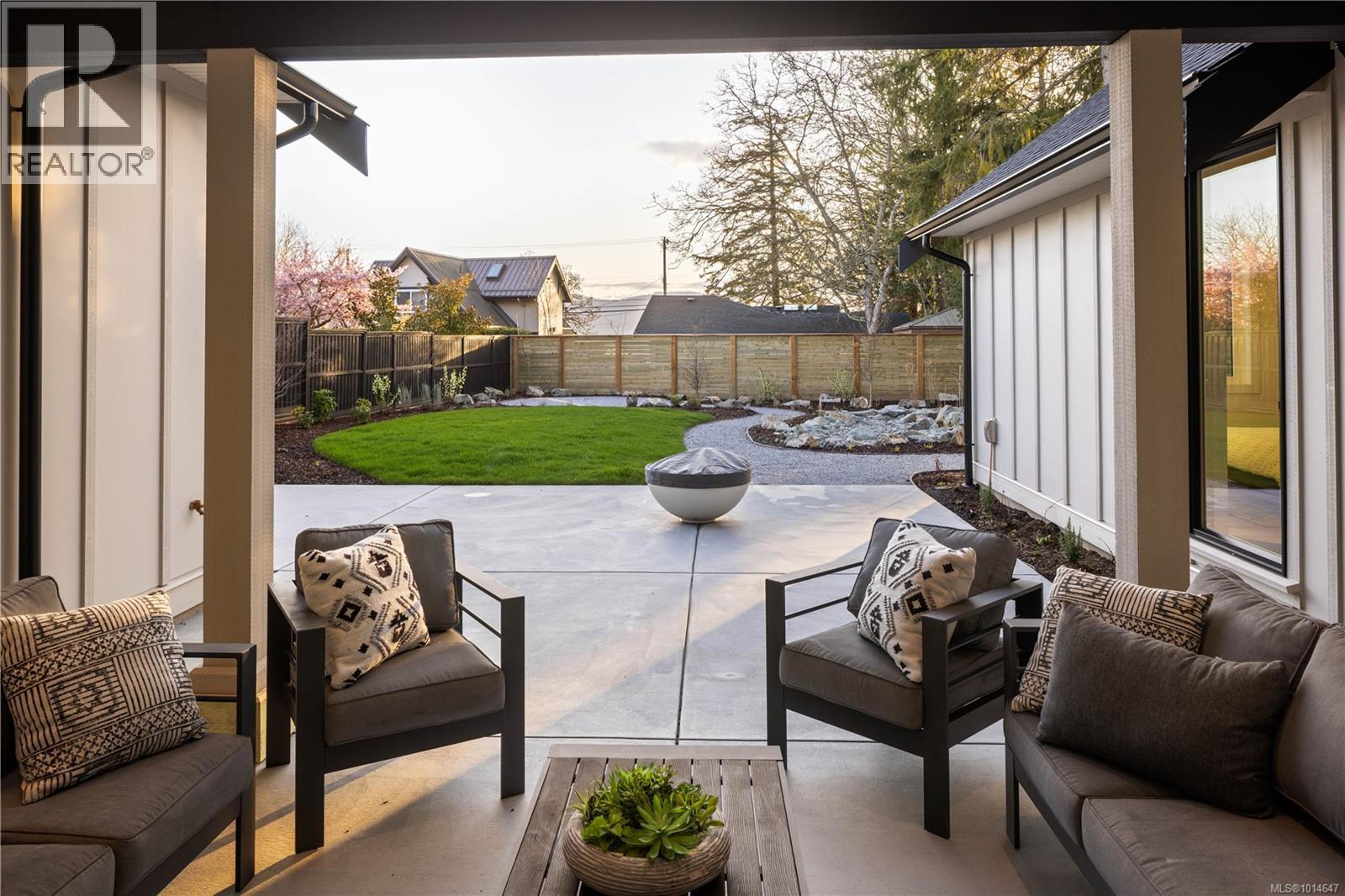  10210 Tsaykum Road, North Saanich