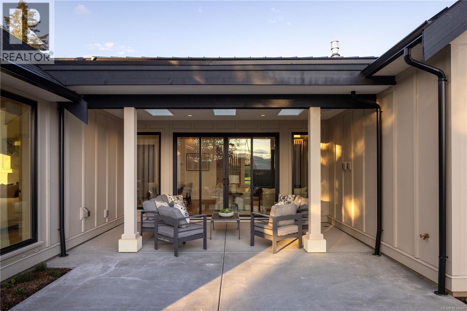  10210 Tsaykum Road, North Saanich