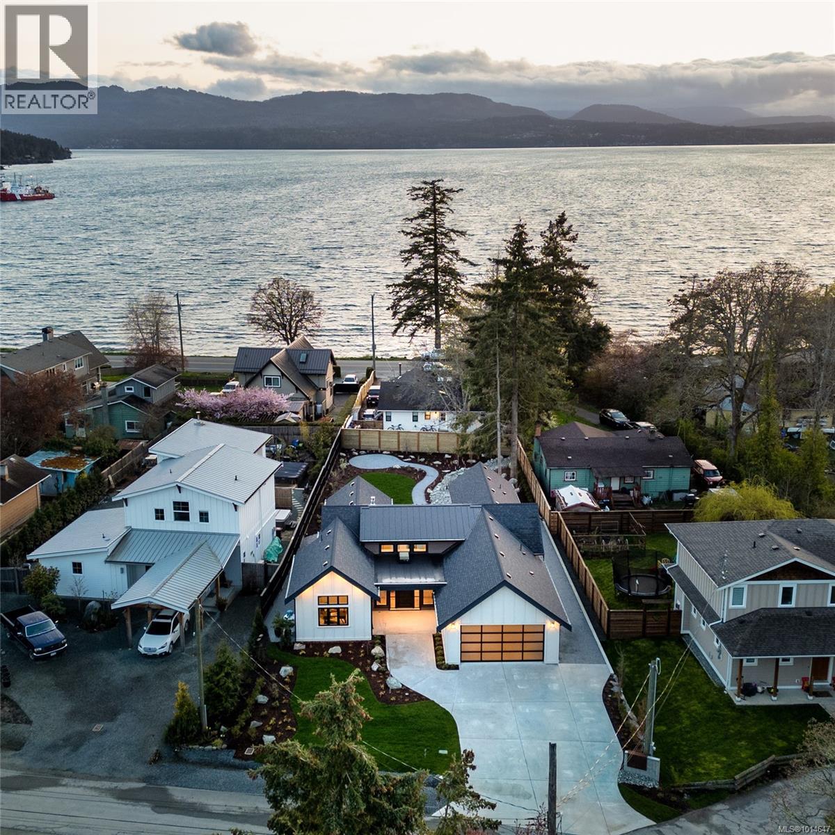  10210 Tsaykum Road, North Saanich