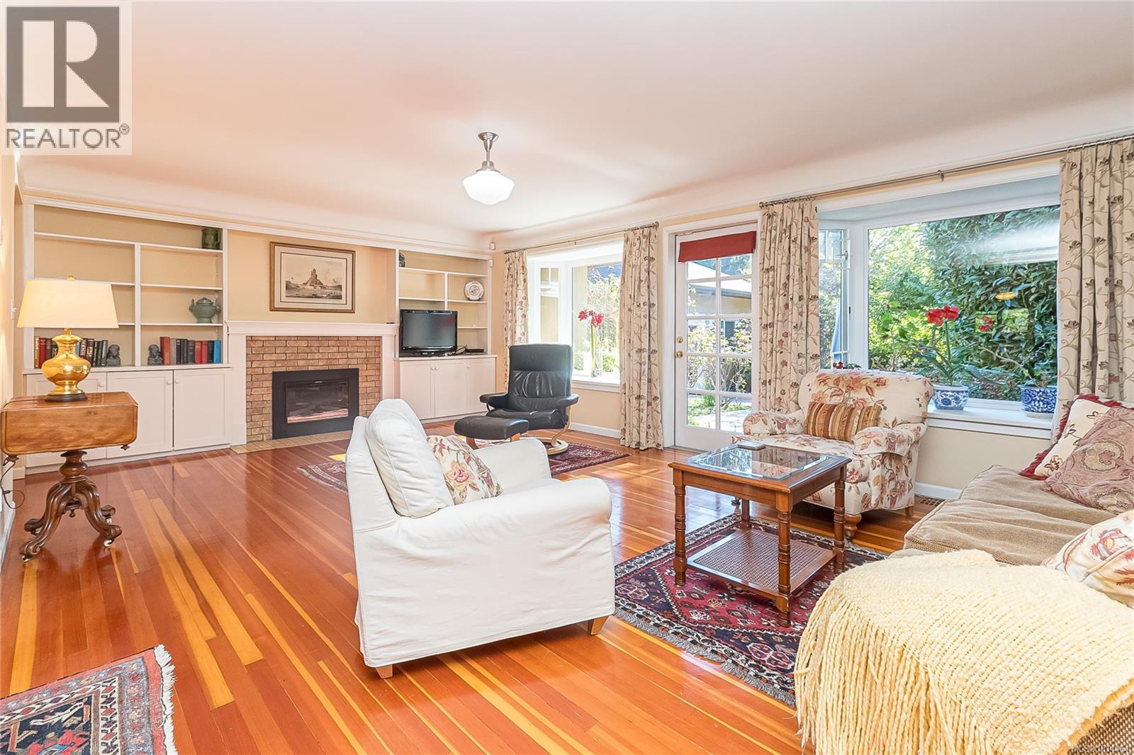 1082 Newport Ave, Oak Bay