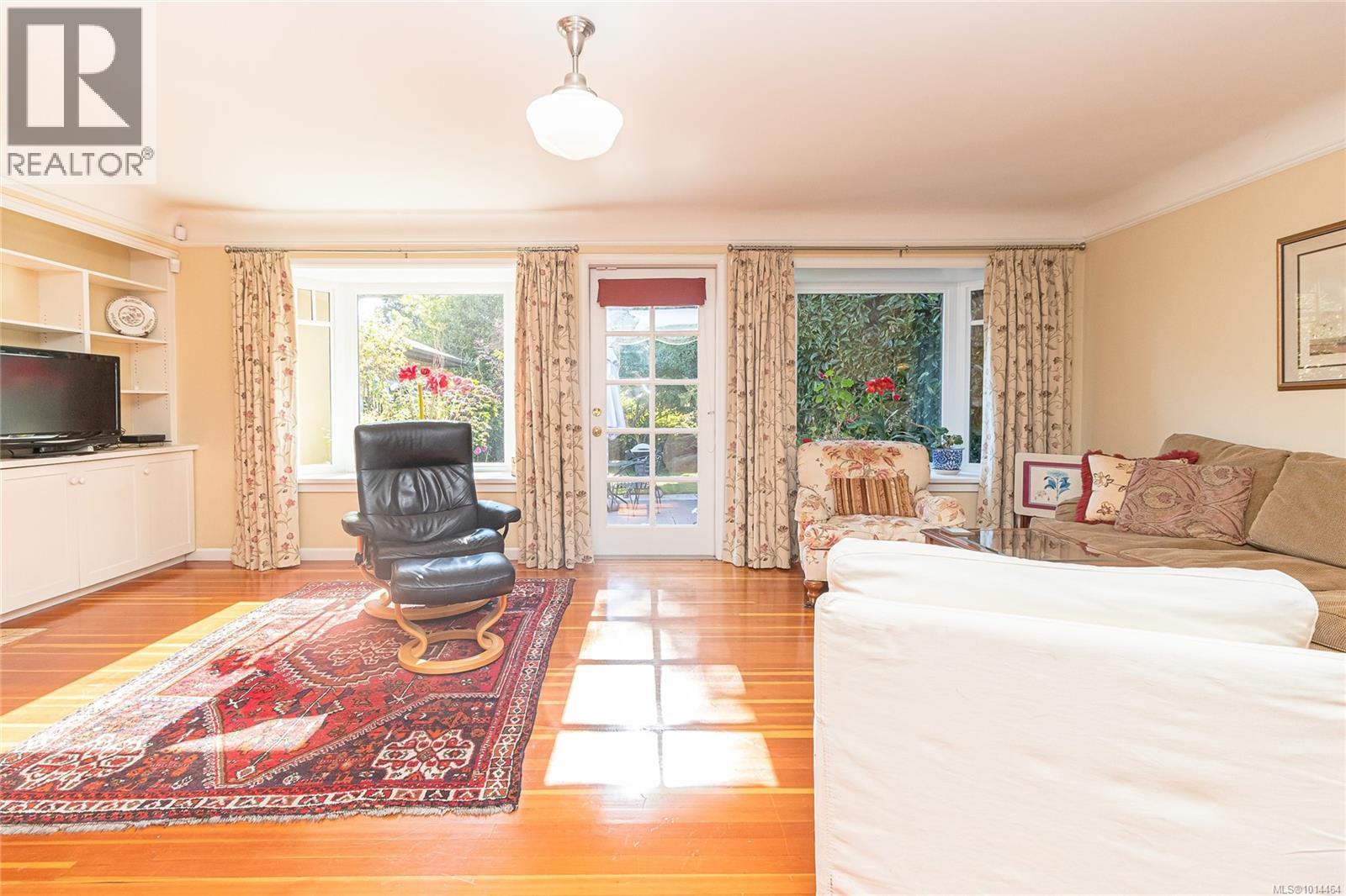 1082 Newport Ave, Oak Bay