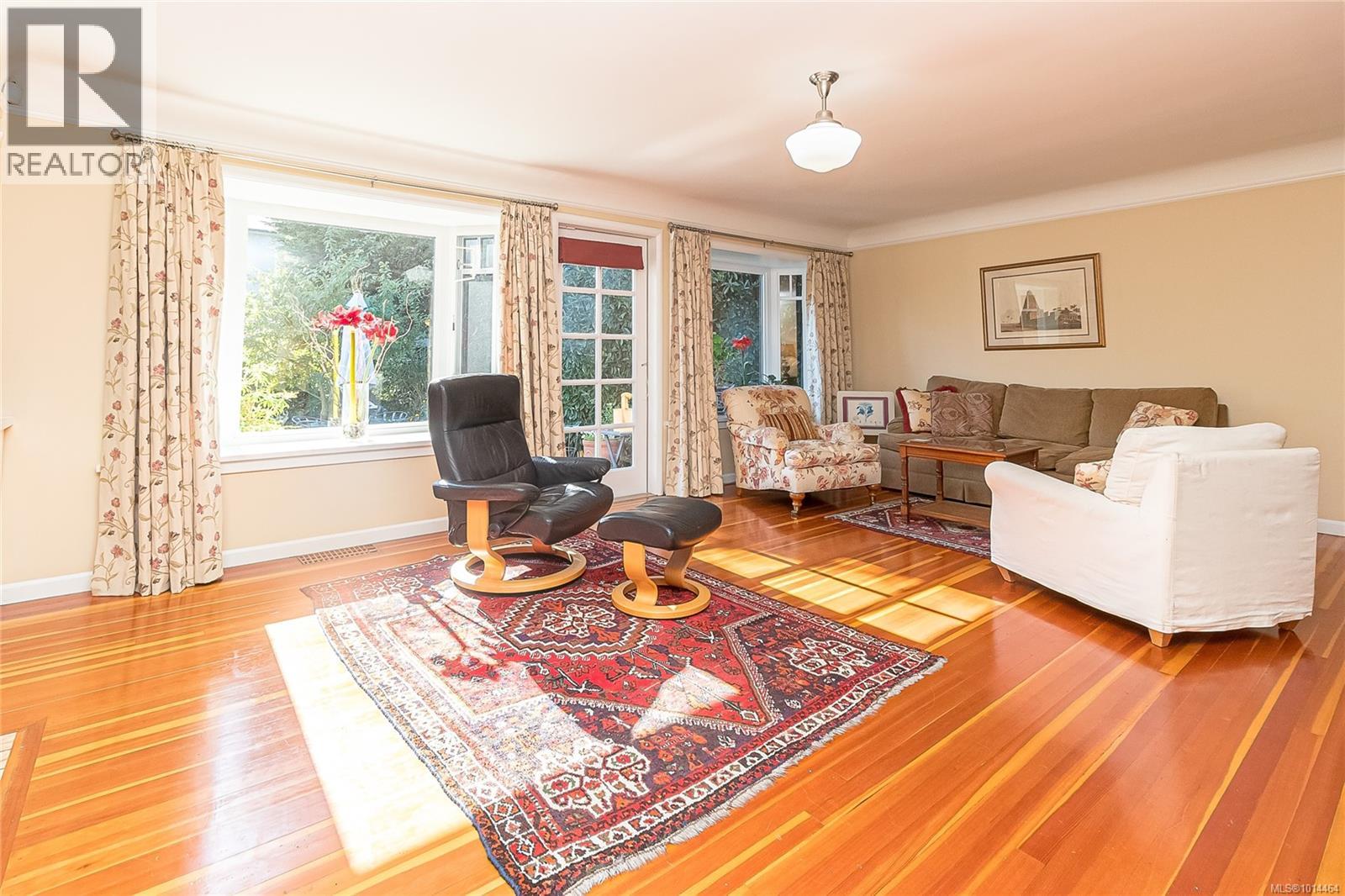 1082 Newport Ave, Oak Bay