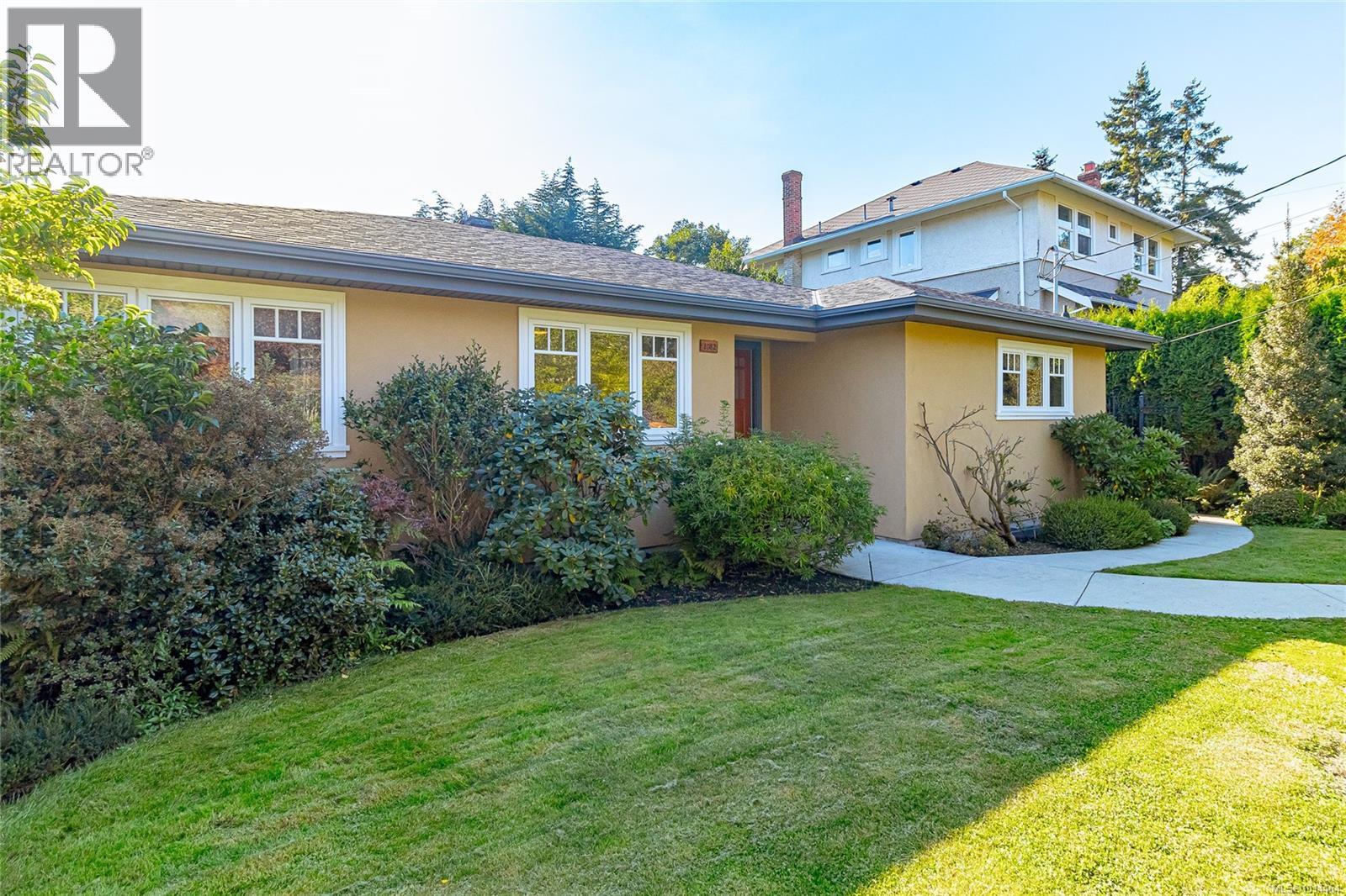 1082 Newport Ave, Oak Bay