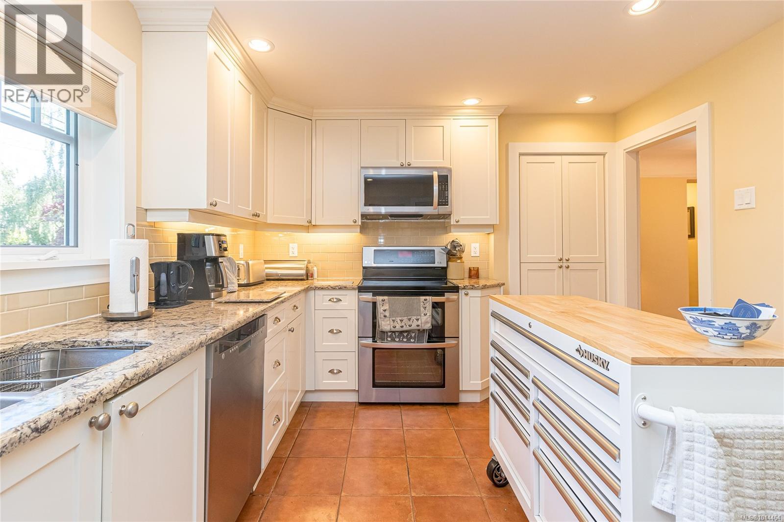 1082 Newport Ave, Oak Bay