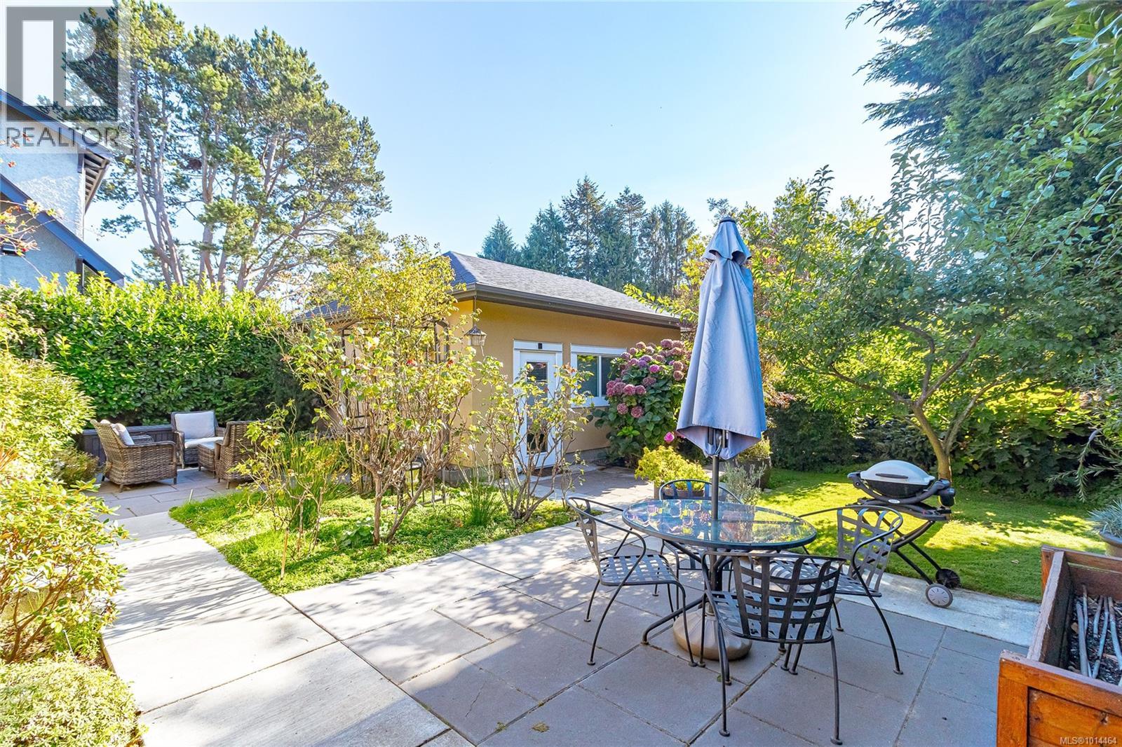 1082 Newport Ave, Oak Bay