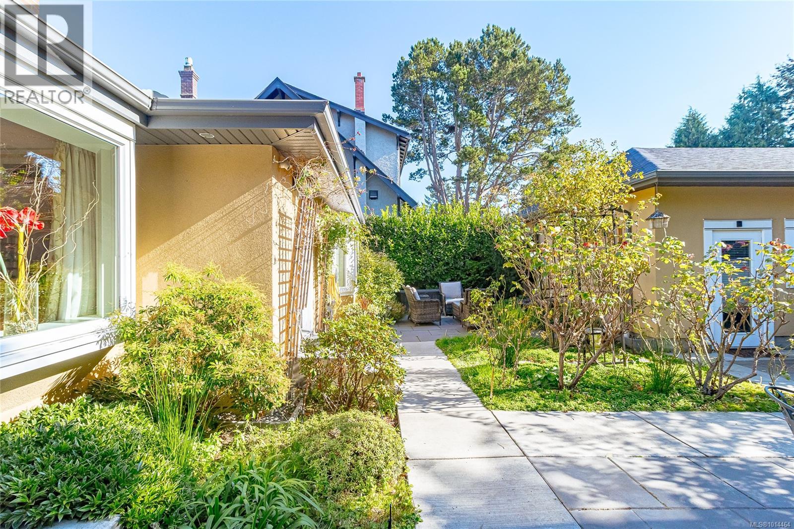 1082 Newport Ave, Oak Bay