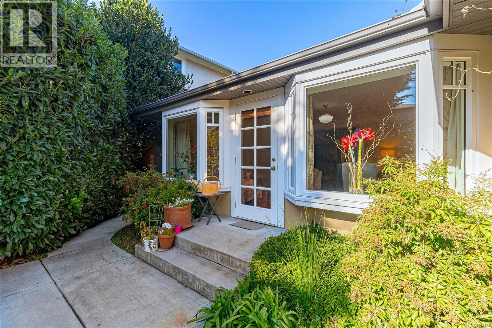1082 Newport Ave, Oak Bay